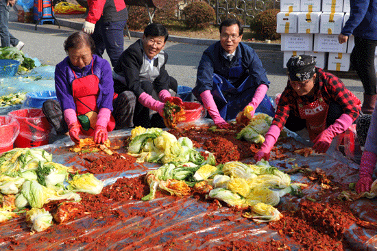 조병옥 음성군수(우측)와 김기명 음성군새마을회장이 김장 행사를 돕고 있다.