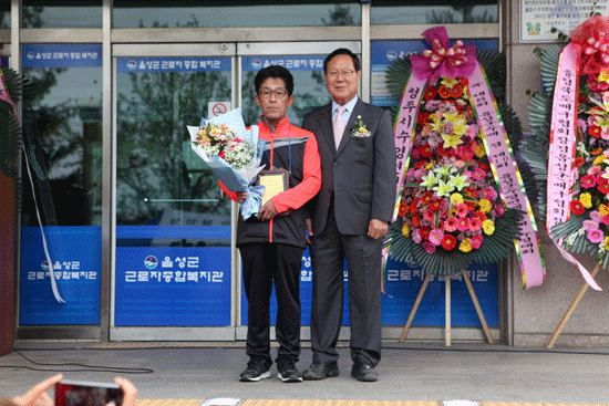 음성군의장 표창을 받은 김낙운 씨.