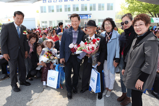 장수상을 받은 어른신과 가족들.