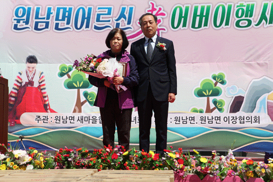 효행상을 받은 홍옥순씨(왼쪽)