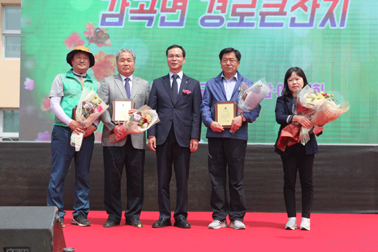 사곡리 이해동씨 등이 음성군수 표창을 받았다.