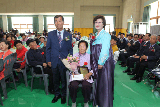 장수패를 받은 이봉석(중앙)어르신.