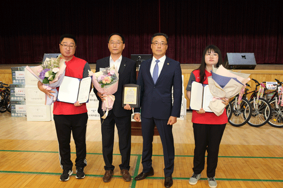 음성읍체육회장 감사패를 받은 김장섭(