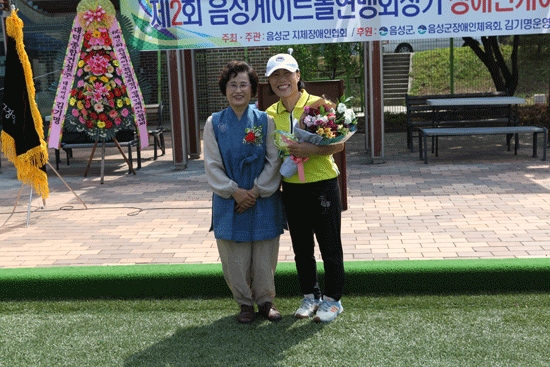 협의회장 표창을 받은 정금자(오른쪽)씨