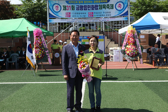 군의장 표창을 받은 김정숙(오른쪽)씨