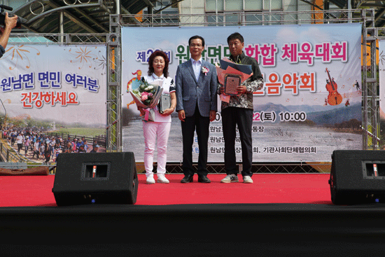 음성군체육회장 표창패를 받은 전순일(좌측), 반윤환(우측)씨.