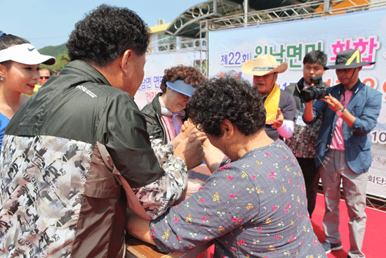 여자 팔씨름대회에서 출전 선수들이 안간힘을 쓰고 있다.