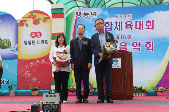 맹동면새마을부녀회(왼쪽)와 기업체협의회(오른쪽)가 맹동면 감사패를 받았다.