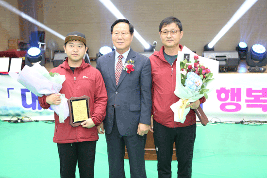 군의장 표창패를 받은 신동구, 이철순 회원.