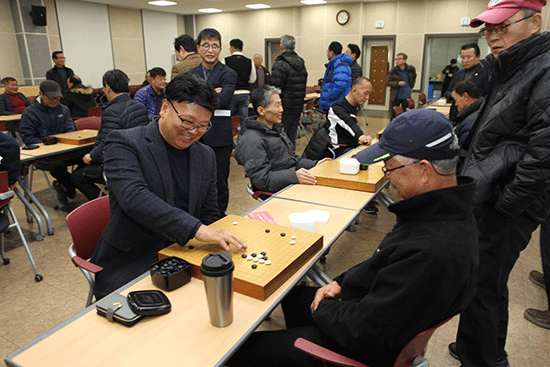 제11회 음성군협회장배 바둑대회에서 대국을 하고 있는 참가 선수들.