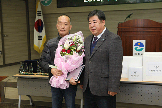 음성군바둑협회장 감사패를 받은 김군태회원(오른쪽)