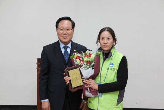 음성군의장 표창패를 받은 나영주(오른쪽)위원.