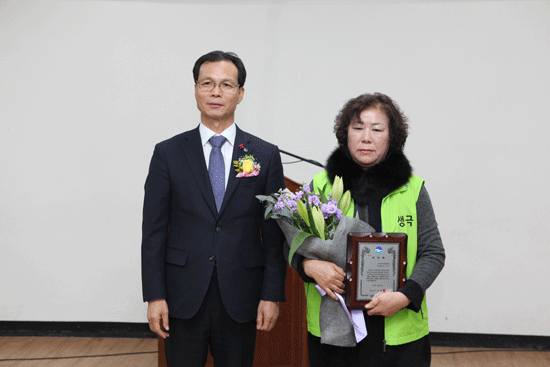 음성군수 표창패를 받은 강이부(오른쪽)부위원장.