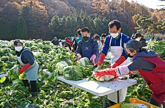 꽃동네 김방 담그기에 조병옥 음성군수를 비롯하여 맹동면 기관사회단체 회원들이 함께했다.