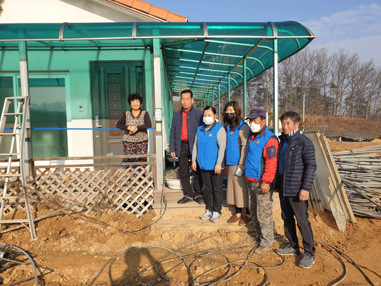 맹동면바르게살기위원회가 부부 문패 전달행사를 가졌다.