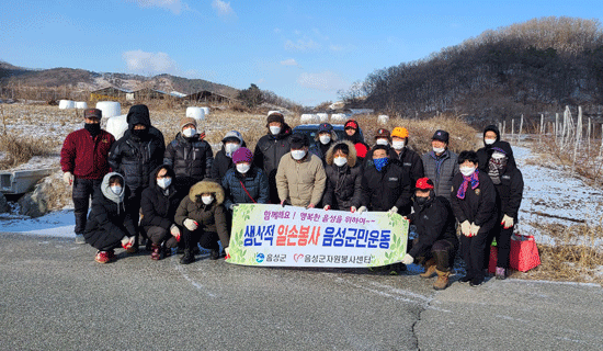 소이면이장단과 주민자치위원들이 농가의 일손돕기 봉사활동을 펼쳤다.