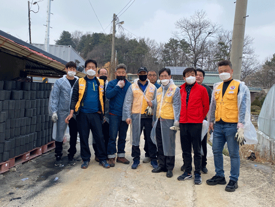 금왕읍과 금왕적십자봉사회가 연탄 배달 봉사를 실시했다.