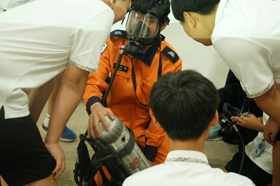 음성소방서가 운영하는 미래 소방관 체험교실.