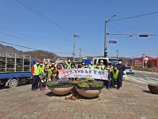 원남면주민자치위원회가 아름다운 마을 만들기를 위해 원남면 시가지 일원에 화분 가꾸기 활동을 실시했다.