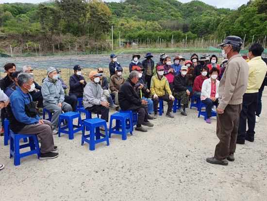 원남면 상노리 주민들이 비포장 석회처리 비료 살포를 반대하고 있다.