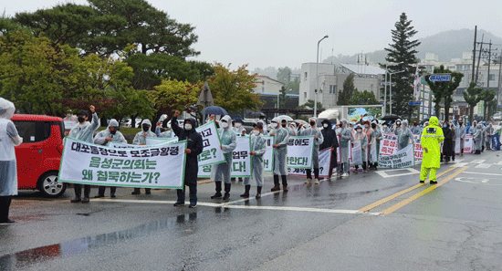 민노총음성지부는 3일 대포통장 이용 횡령 문화환경 계약해지 및 직접 고용을 촉구하는 결의대회를 가졌다.