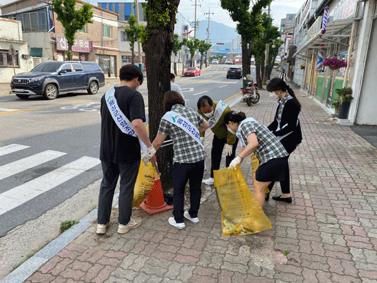 음성군산림조합이 3일 음성읍 일원에서 환경정화 활동을 벌였다.