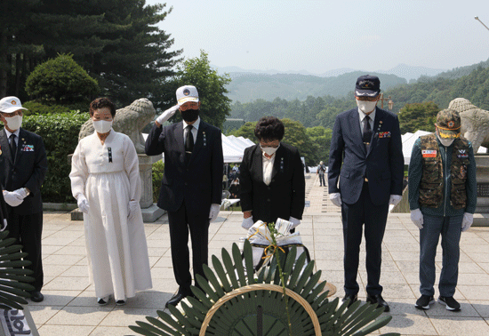 음성군 보훈가족이 호국영령들에 묵념하고 있다.