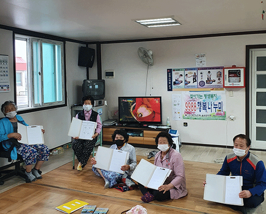 음성군노인회가 실시하고 있는 9988행복나누미 미술활동 프로그램.