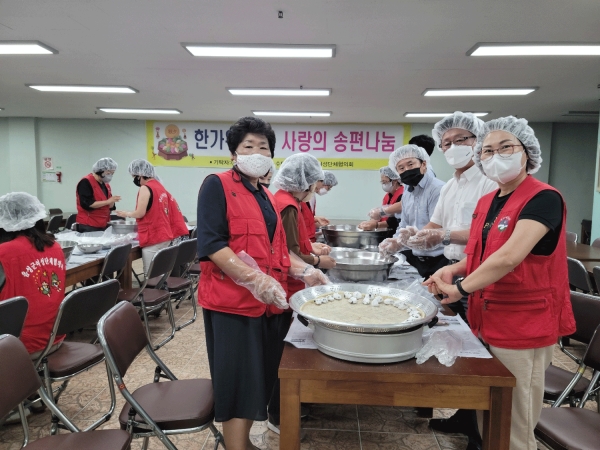 음성군여성단체협의회는 16일 송편만들기 행사를 가졌다.