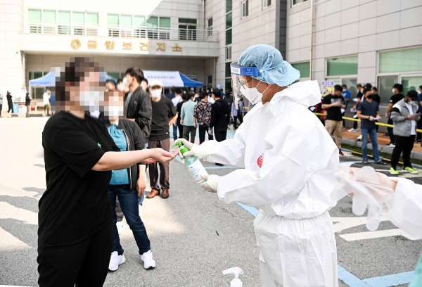 조병옥 음성군수(오른쪽)가 금왕 이동선별진료소에서 방역봉사하고 있다.