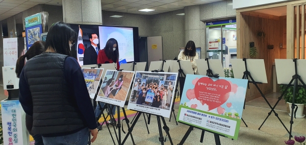 음성군청에서 열리고 있는 보담보담 사진전.