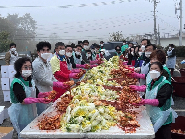 맹동면새마을지도자남녀협의회가 사랑의 김장 담그기 행사를 실시했다.;