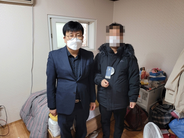 감곡면이 저소득가구에 방한 점퍼를 지원했다.