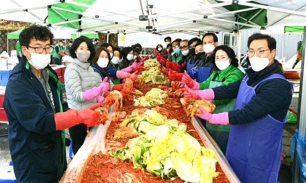 원남면새마을지도자협의회 부녀회가 사랑의 김장 나눔행사를 가졌다.