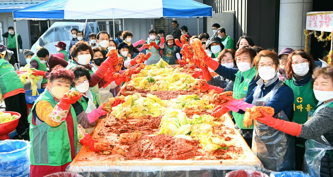 금왕읍 새마을협의회.부녀회가 12일 사랑의 김장 나누기 행사를 실시했다.