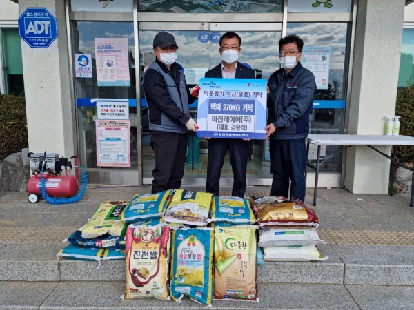 왼쪽부터 장병호 아진레이어(주) 차장, 신정훈 삼성면장, 이경진 아진레이어(주)공장장