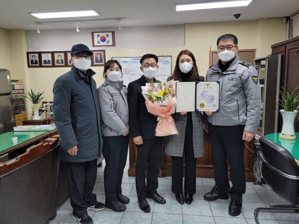 음성경찰서가 보이스피싱 피해를 막은 감곡농협 오향지점에 감사장을 전달했다.