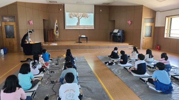 하당초등학교가 어린이날을 맞아 샌드아트 등 관련 프로그램을 체험하였다.