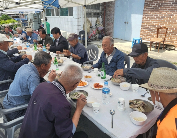 생극면새마을지도자협의회.부녀회가 어려운 이웃에 삼계탕 나눔행사를 가졌다.