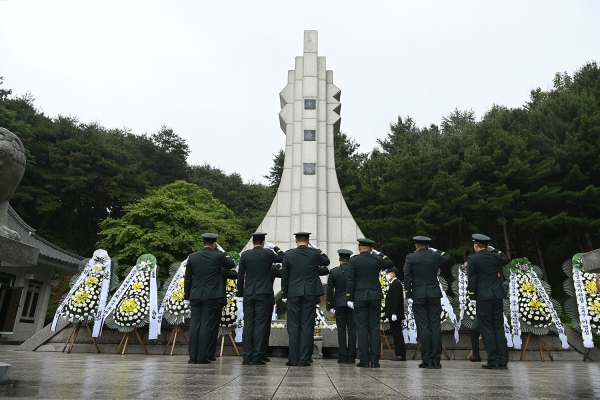 호국영령에 경레하고 있다.