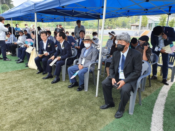 감곡면민화합체육대회를 축하하기 위해 참석한 기관사회단체장.