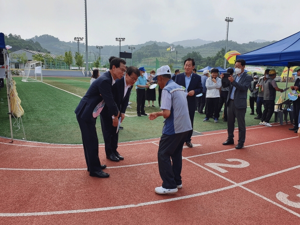 안녕하세요. 임호선 국회의원입니다. 주민에 인사하는 조병옥 음성군수와 임호선 국회의원.