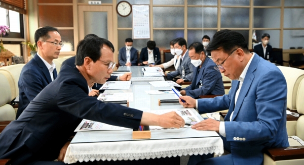 음성군청을 방문하 김영환 충북도지사 당선인(오른쪽)과 조병옥 음성군수(왼쪽)