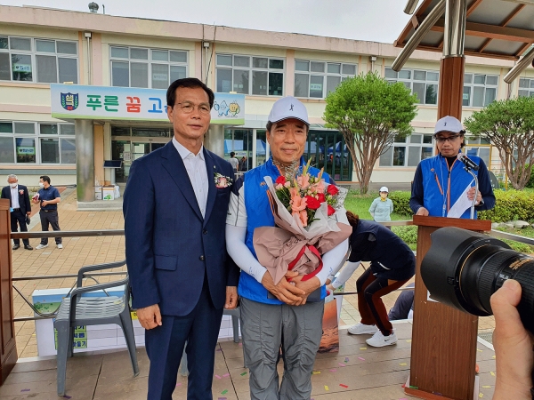 충북도지사 표창을 받은 이석영님(오른쪽) 시상한 조병옥 음성군수.