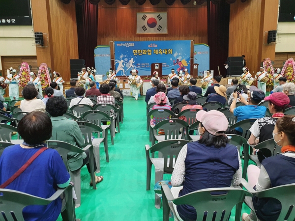 개회식에 앞서 삼성향악단이 한마당 축제 행사를 펼쳤다.