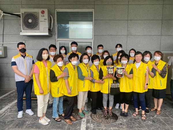 음성군사회복지협의회와 한국동서발전(주)가 어르신들에게 삼계탕을 전달했다.