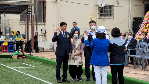 출전한 선수 대표가 대회장에 선전할 것을 선서하고 있다.