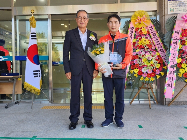 음성군체육회장 표창패를 받은 박정환 이사(오른쪽)