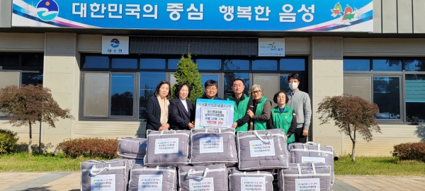 대소면남여새마을지도자협의회가 18일 어려운 어르신 가정에 이불을 기탁했다.