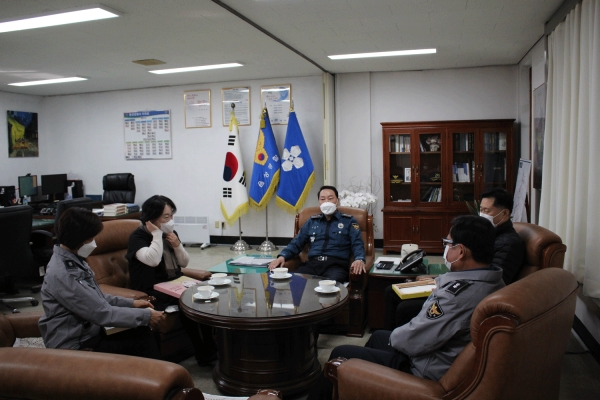 음성경찰서는 30년 장기근속 경찰관과 축하행사를 가졌다.